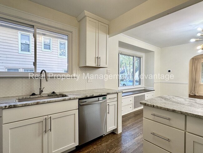 Building Photo - 310 W Hazelhurst St