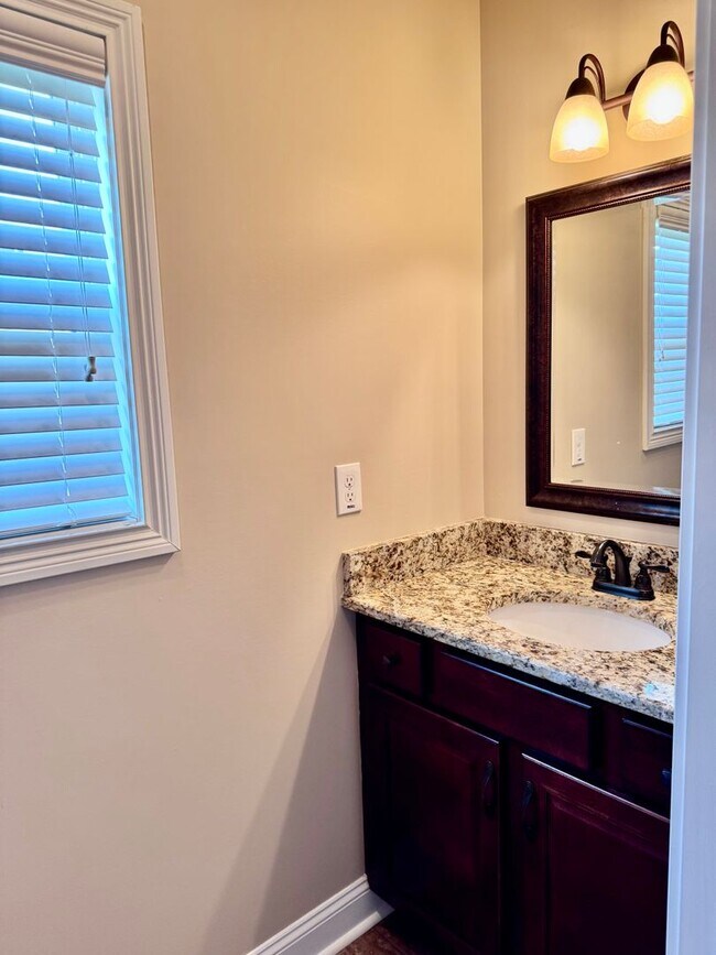 Building Photo - Beautiful Home Located in Farmington Subdivision. 3 Bedrooms, 3.5 baths, Bonus with Wet Bar!