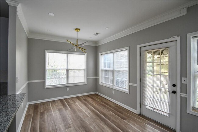 Building Photo - 3338 Sims St