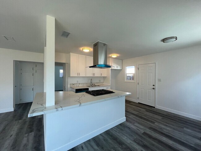 Building Photo - Cozy 2 bedrooms house + 1 bath.  Newly upg...