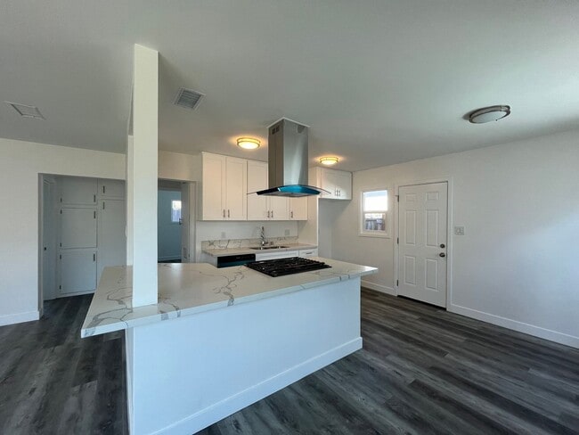 Building Photo - Move in Special !!!!   Cozy 2 bedroom + 1 ...