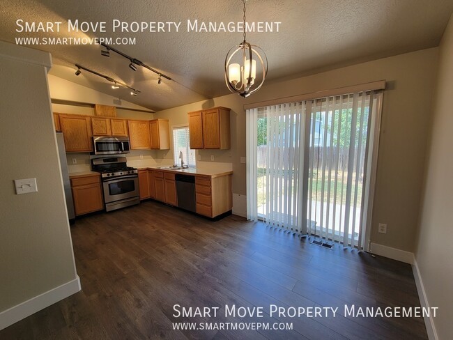 Building Photo - 1067 N Crestley Ave