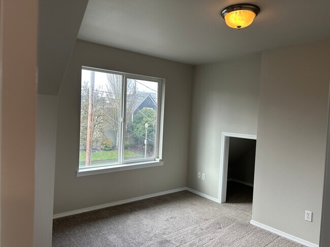 Building Photo - 627 N Prospect St