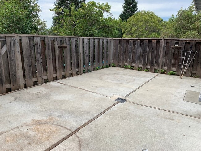 Building Photo - Spacious 2 bed/1.5 bath condo in Martinez