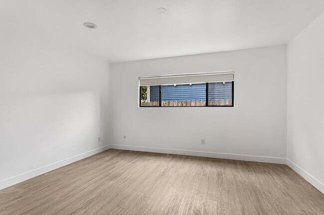 Building Photo - 1949 Park Grove Ave