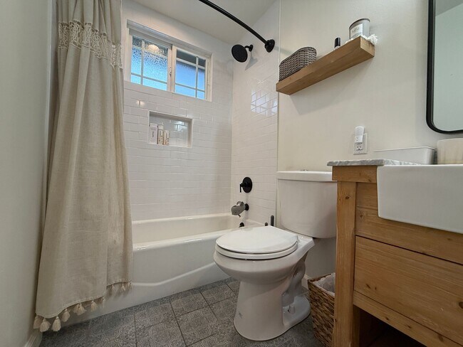 Building Photo - Garden Grove - Upgraded 3 Bedroom 2 Bath H...