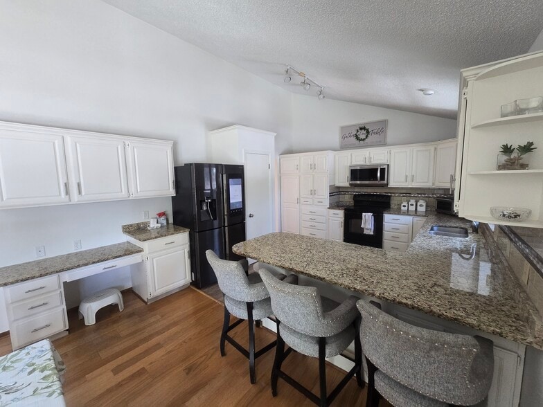 Building Photo - 8145 S White Oak Dr