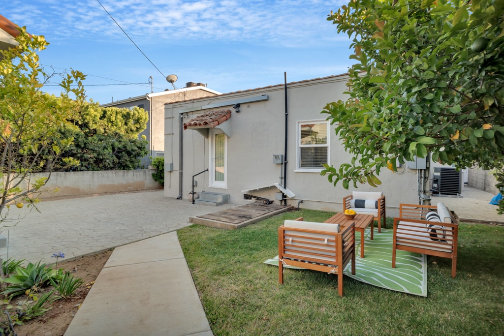 Rear entry to bedroom 3 - 2148 Prosser Ave