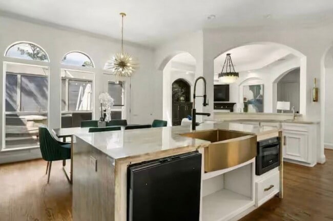 Building Photo - 2133 Bering Dr