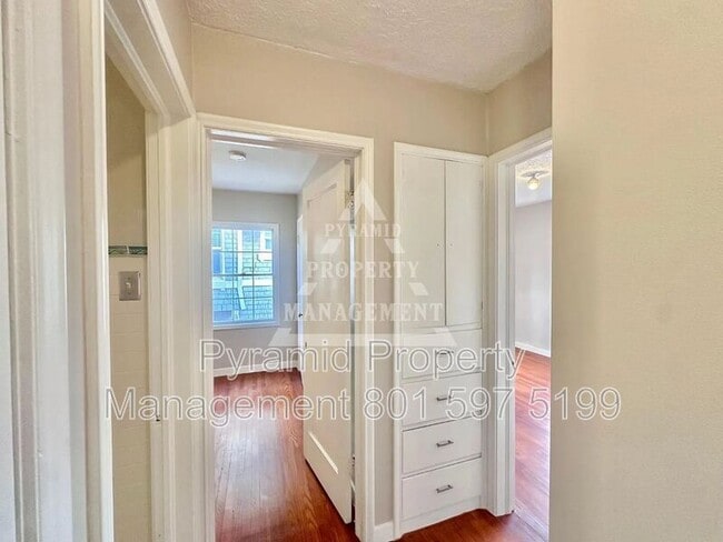 Building Photo - 1409 E Redondo Ave