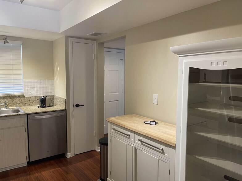 Kitchen Pantry - 10356 Carrollwood Ln