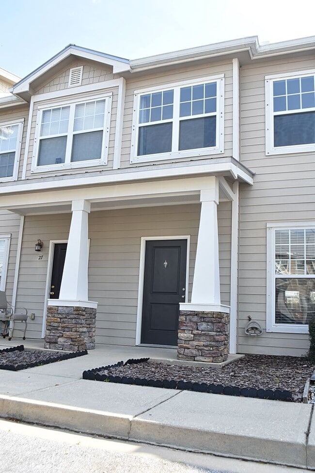 Building Photo - Like NEW 2 Bedroom 2.5 Bath Townhouse in V...