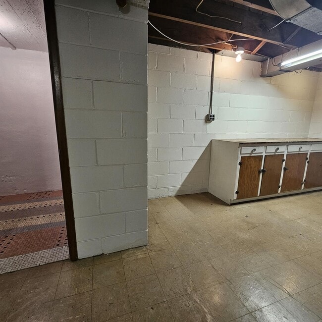 Building Photo - This charming 3-bedroom, 1.5-bathroom hous...