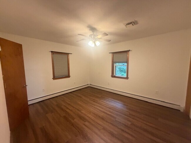 Building Photo - 549 Forest Rd