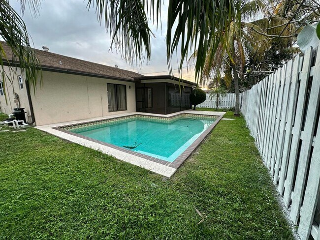 Building Photo - 3291 SW 4th St