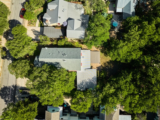 Building Photo - 1705 W 11th St