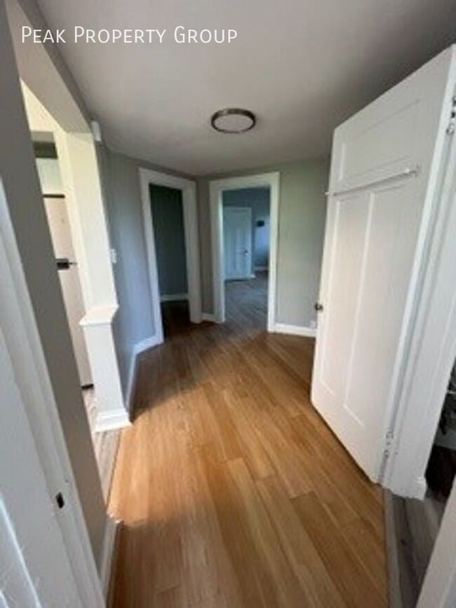 Building Photo - 2560 Woodburn Ave