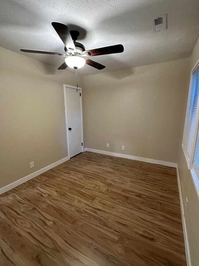 Building Photo - Duplex Front Unit!!!