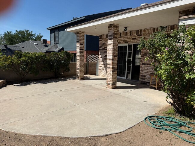 Building Photo - Nice, spacious 3 br, 2 Bath with major kit...