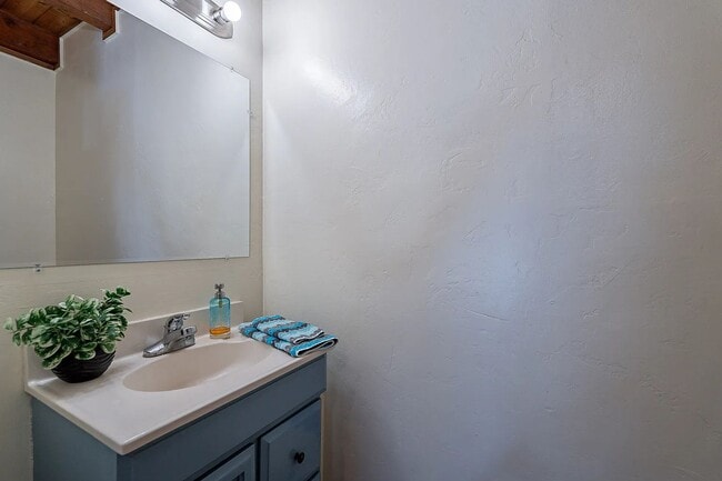 Building Photo - 3 Bed 2 bath home PERFECT for U of A Students, Faculty and Staff!