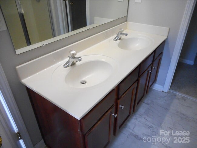 Building Photo - 3804 York Aly