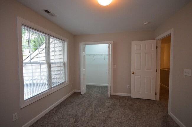 Building Photo - 3319 Philmont Dr