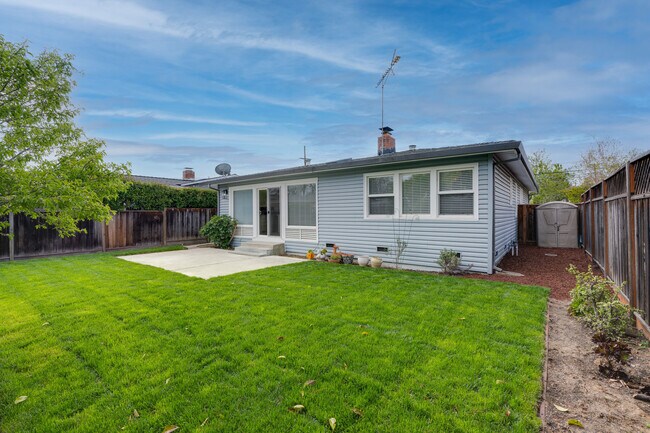 Building Photo - 405 S Fernwood Cir