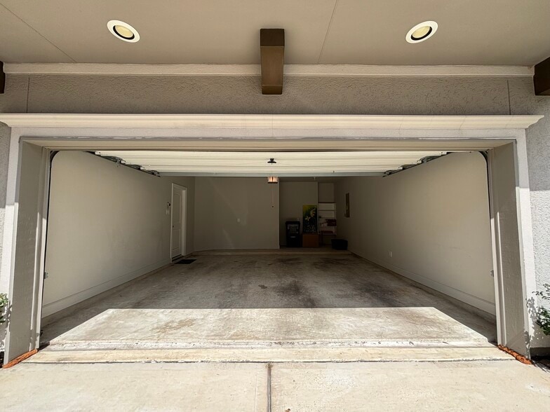 Building Photo - 9611 Knights Station Dr