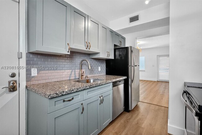 Building Photo - 7207 Bay Dr E
