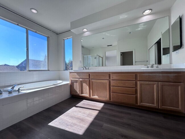 Building Photo - Beautiful Four Bedroom Home in Sacramento