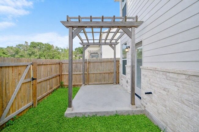 Building Photo - **2 Weeks Free!** Beautiful 3 Bedroom Duplex in New Braunfels – Modern Finishes & Great Layout!