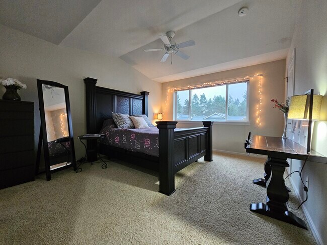 Master bedroom - 12231 NE 109th Pl