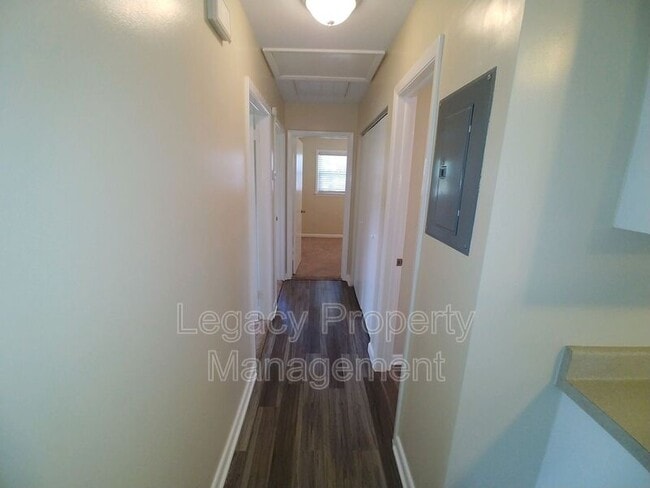 Building Photo - 727 Oakgrove Dr