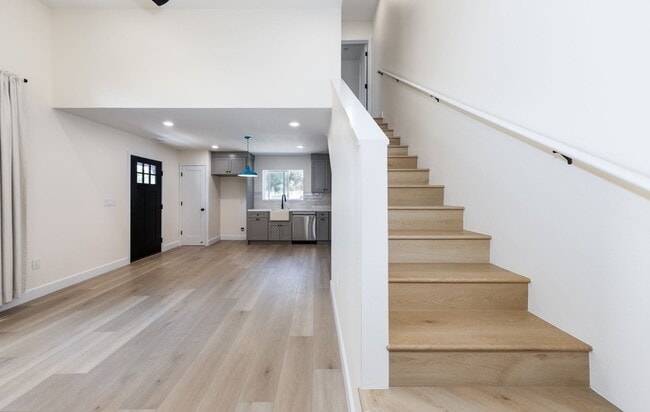 Building Photo - Beautiful 2 Bedroom Back House