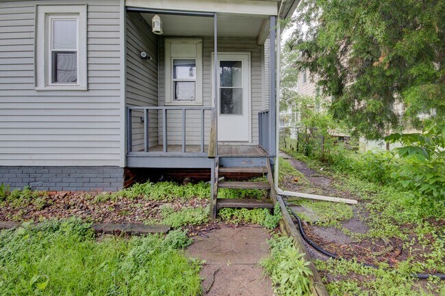 Building Photo - SL AAC1228