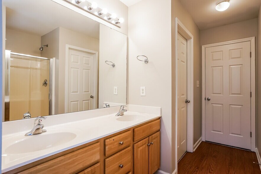 Building Photo - 180 Willowbrook Cir