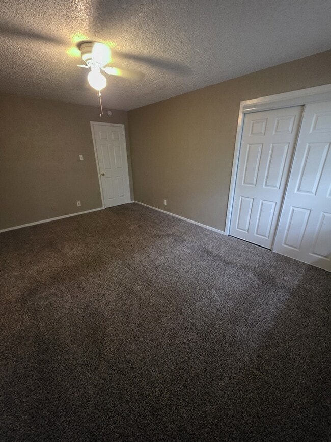 Building Photo - 3 bed 2 bath townhome, 2 car garage
