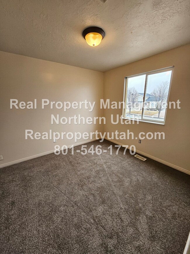 Building Photo - Beautiful 4 Bed 3 Bath Layton Home