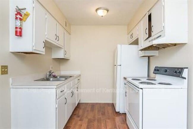 Building Photo - 233 Landings Dr