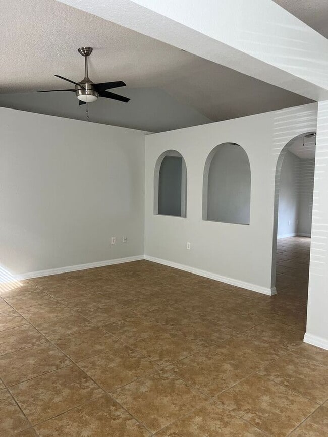 Building Photo - Updated Home in Poinciana