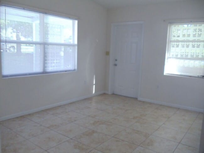 Building Photo - Modest 3 Br/1.5 Bath in Established Neighborhood