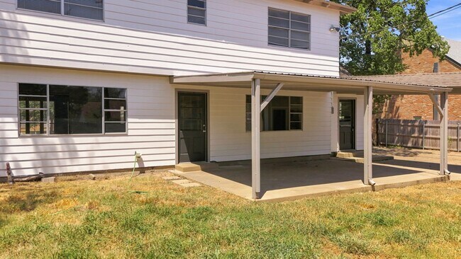 Building Photo - 2508 Memorial Dr