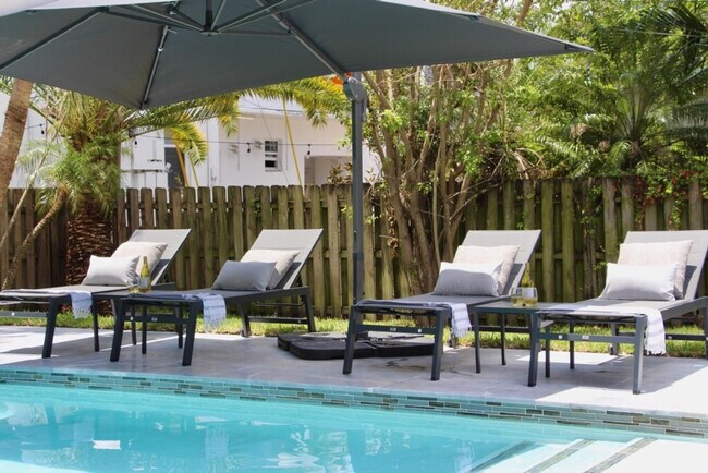 Building Photo - 834 SW 14th Ct