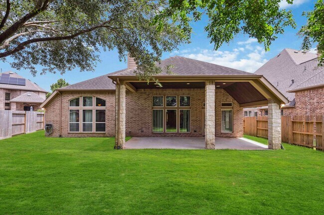 Building Photo - Beautifully maintained 4-beds, 3-bath, 3 c...