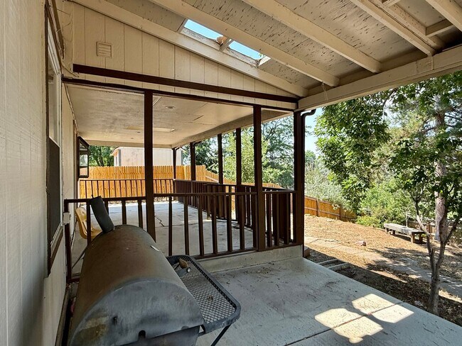 Building Photo - Spacious Home in the Heart of Aurora with ...