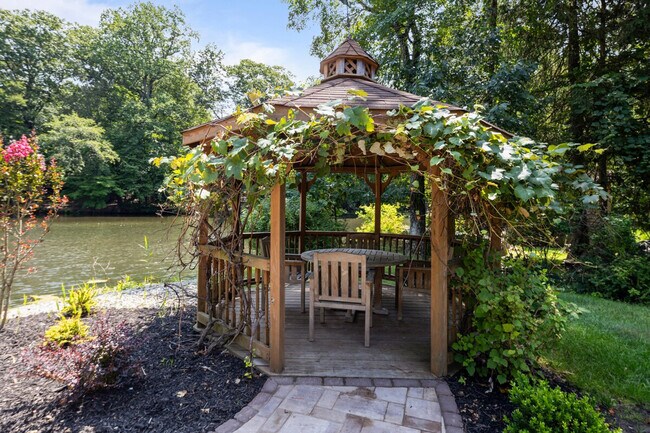 Building Photo - 2A Cherry Ln