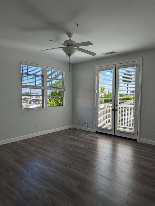 Main bedroom - 305 W Duarte Rd