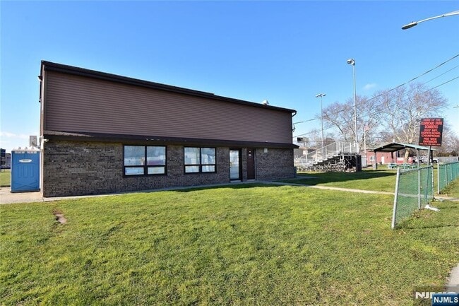 Building Photo - 10 Garden Dr