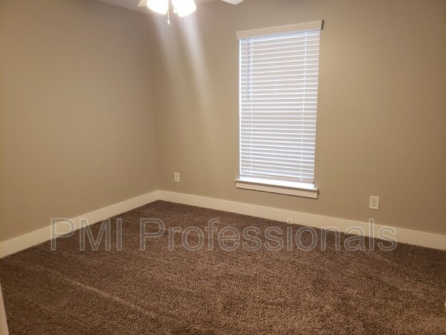 Building Photo - 512B Eastboro Dr
