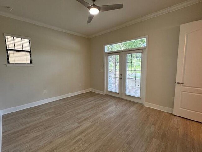 Building Photo - Newly renovated 4 Bedroom 3 1/2 Bathroom T...